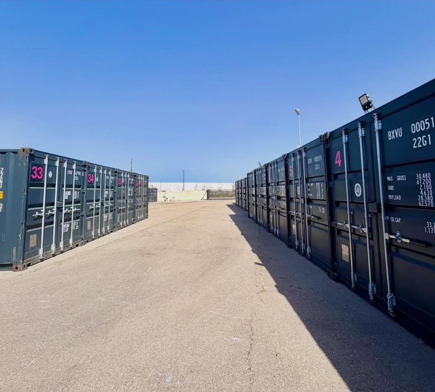 Rangée de containers de stockage PARKABOX, vue extérieure